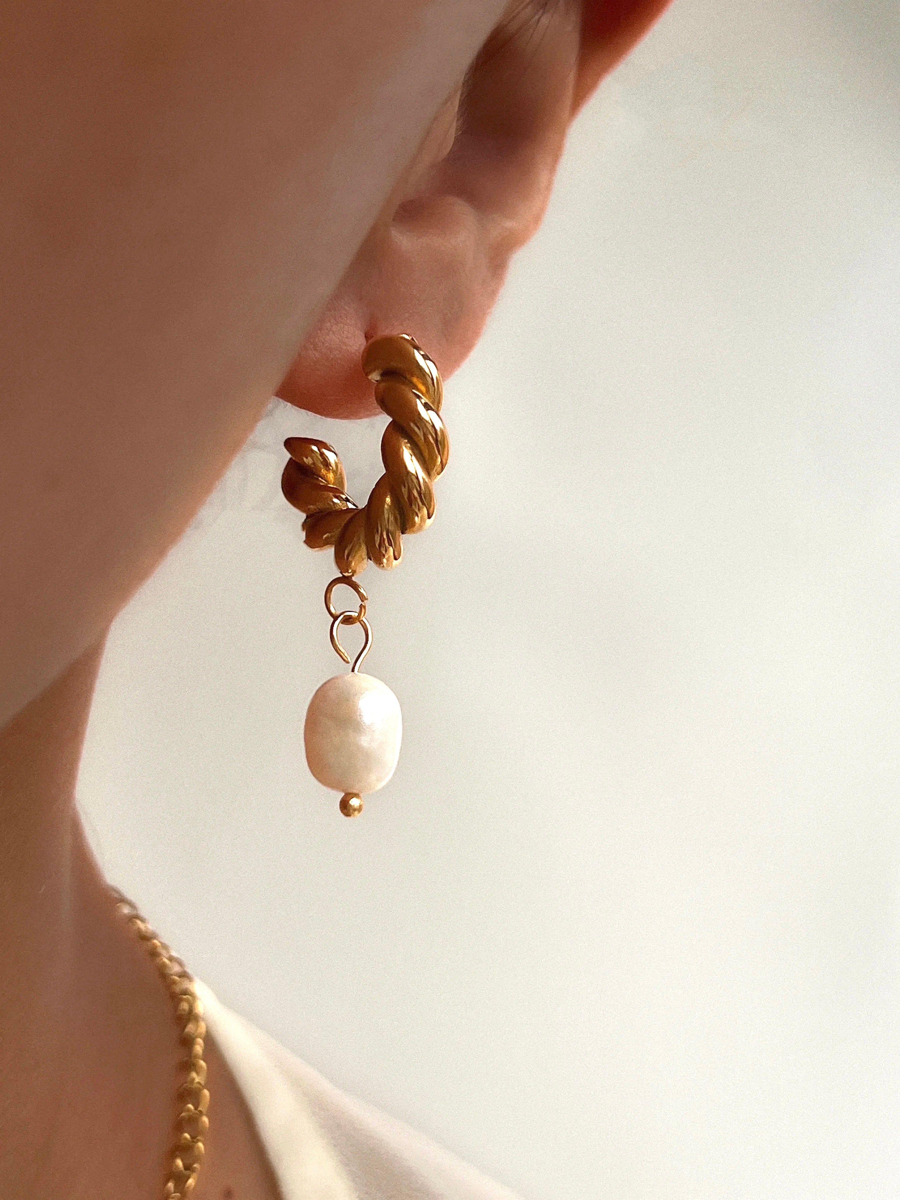 The Ever So Sexy Arc Peal and Gold Earrings