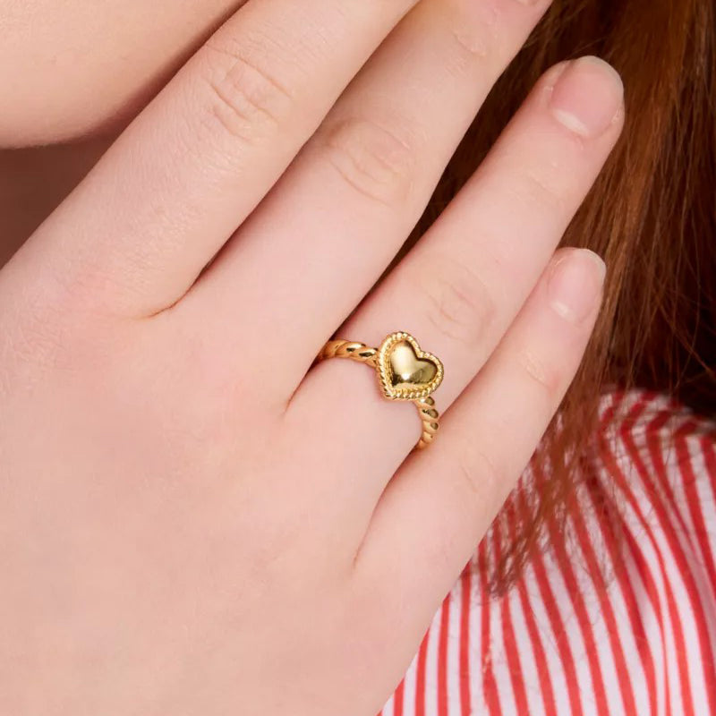 Model wearing the Amélie gold twisted heart ring